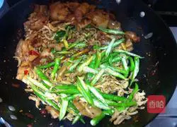 Illustration of how to make twice-cooked pork with pepper and salt vegetables 6