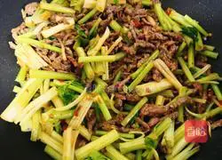 Illustration of how to stir-fry shredded beef with celery 7