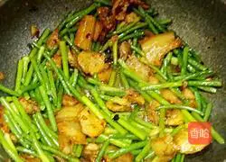 Illustration of how to make twice-cooked pork with garlic moss 10