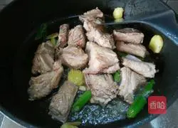 Illustration of how to cook pork ribs with small potatoes 3