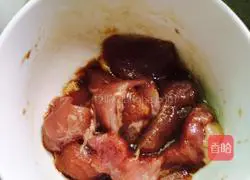 Illustration of making sausage dandan noodles 2