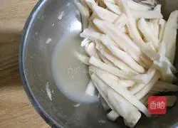 Illustration of how to make dry fried lotus root sticks 4
