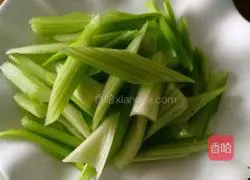 西Illustration of how to stir-fry cashews with celery and lily 1