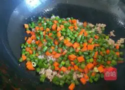 Illustration of how to stir-fry minced meat with carrots and garlic on the 15th day of the first lunar month 7