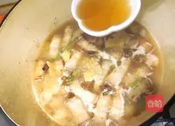 Illustration of how to make braised meat with dried beans 12