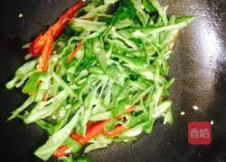 Illustration of how to stir-fry shredded pork with pepper and pickled mustard 11