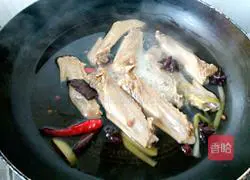 Illustration of how to make salted duck wings 10