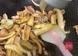 Illustration of how to stir-fry squid with green onions 8