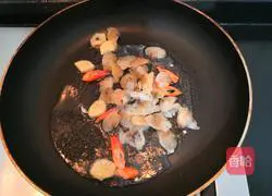 Illustration of how to cook clam meat and stir-fried leeks 7