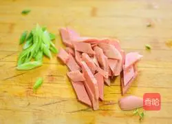 Illustration of how to make ham and scrambled eggs 3