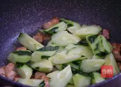 Illustration of how to make cucumber and fried meat 6