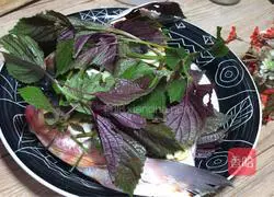 Illustration of how to make steamed fish head with perilla 8