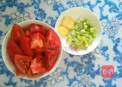 Tomato and sea cucumber soup Illustration of how to make soup 1