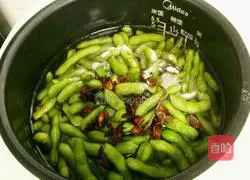 Illustration of how to make abalone juice mixed with edamame 4