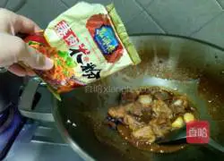 Illustration of how to make steamed pork ribs with braised rice flour 6