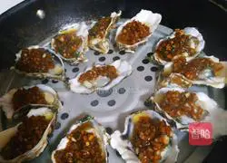 Illustration of how to make steamed oysters with garlic 6
