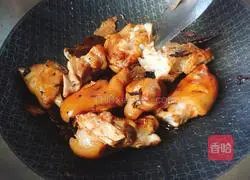 Illustration of how to cook pig's trotters with soybeans 13