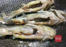 Illustration of how to cook poached eggs with yellow yatou 8