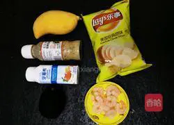 Illustration of how to make potato chips, avocado and prawns 1