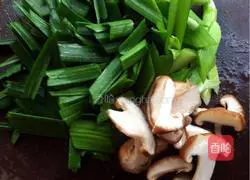 Illustration of how to make garlic twice-cooked pork 3