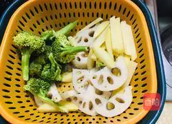 Illustration of how to make assorted shrimps in hot pot 1