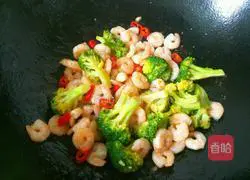 Illustration of how to make fried shrimps with broccoli 9