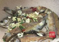 Illustration of how to stew crucian carp with pickled cabbage 5