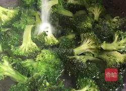 Illustration of how to cook garlic meat with broccoli 2