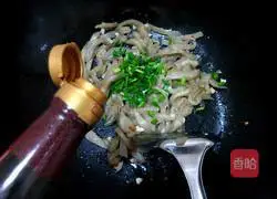 Illustration of how to stir-fry eggplant shreds 6