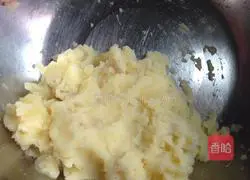 Illustration of making mashed potatoes comparable to KFC 2
