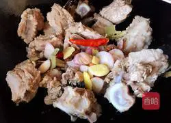 Illustration of how to cook the spareribs with fermented bean curd sauce 5