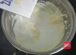 Illustration of how to make cake roll cheese mousse 6