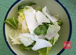 Illustration of how to make pickled pepper, chicken feet and stewed cabbage 2