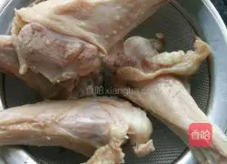 Illustration of how to make duck legs with fragrant sauce 3