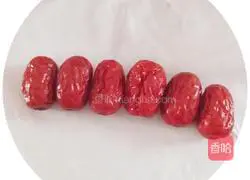 Illustration of how to soak red dates in wine 1