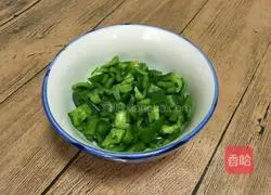 Illustration of how to make stir-fried three dices 3