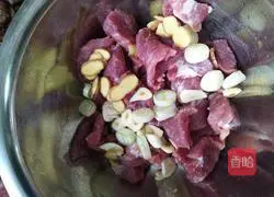 Illustration of how to make pineapple sweet and sour pork 1