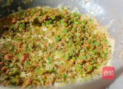 Illustration of how to make egg yolk pepper foam 7