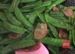 Illustration of how to make fried sausage with snow peas 12