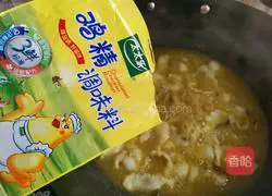 Illustration of how to make pickled fish in golden soup 9