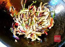 Illustration of how to stir-fry eggplant shreds 9