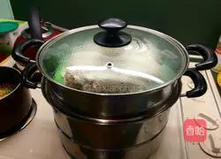 Illustration of how to make steamed pork ribs with glutinous rice flour 5