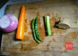 Illustration of how to make twice-cooked carrot pork 1