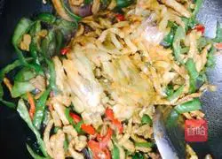 Illustration of how to stir-fry shredded pork with pepper and pickled mustard 15