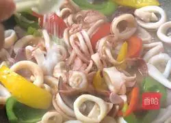 Illustration of how to stir-fry fresh squid with colored peppers 8