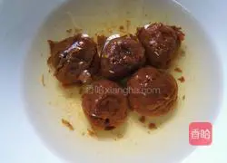 Illustration of how to make plum juice strips 1