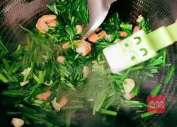 Illustration of how to stir-fry leeks with shrimps 11