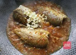 Illustration of how to make barbecue-flavored braised fish 9