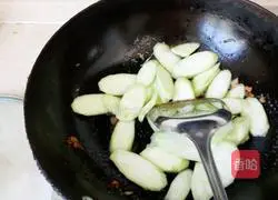 Illustration of how to make crispy loofah pork 6