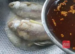 Illustration of how to make crucian carp with green onions 6